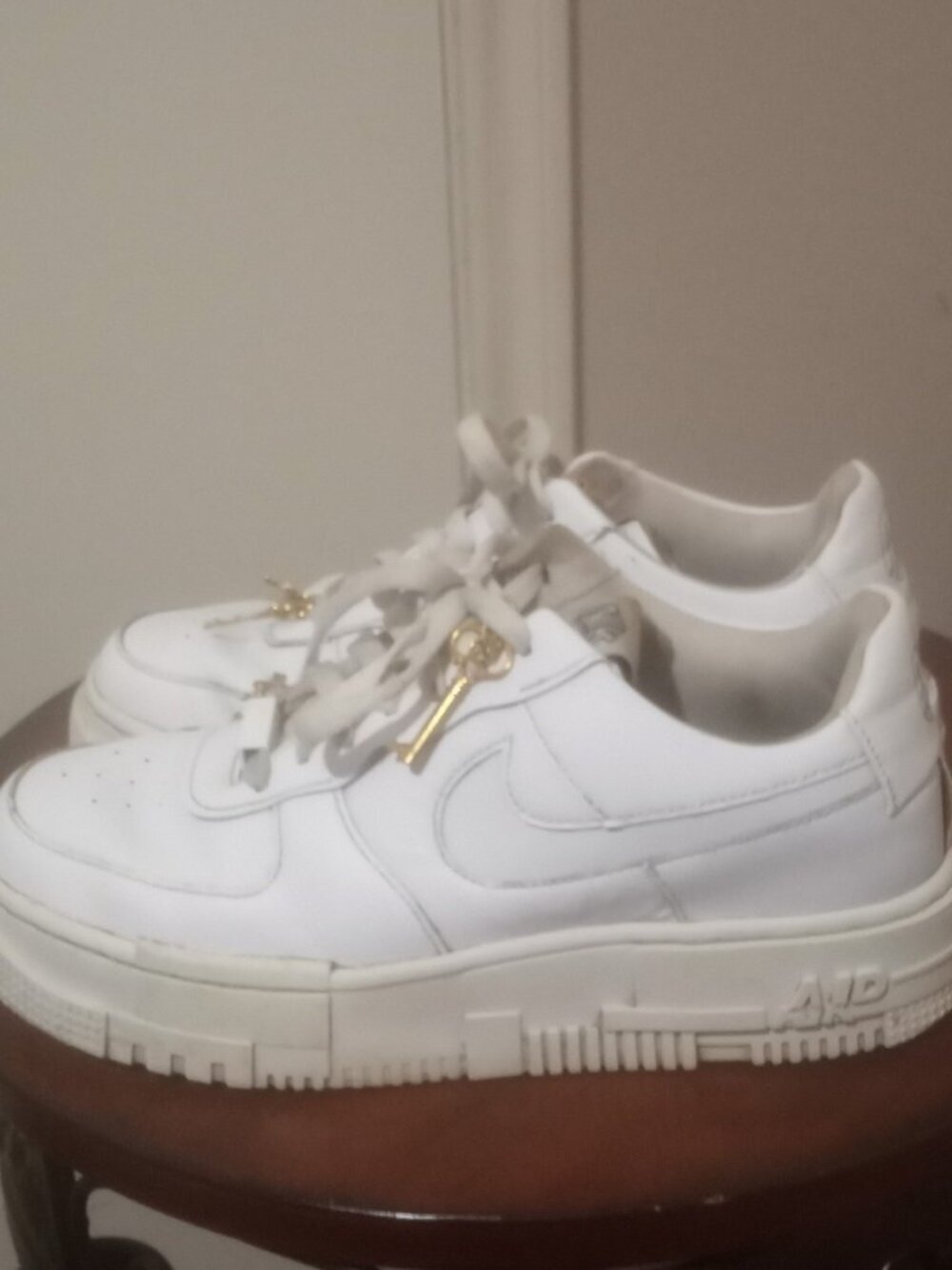 Nike Air Force 1 Pixel Womens Size 8 White Lifestyle Sneakers Gold Chain Key - Picture 10 of 14